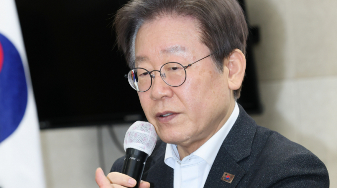 이재명 더불어민주당 대표가 5일 광주 서구 양동시장에서 열린 현장간담회에서 정부·여당의 잘못된 국정 기조를 바꾸기 위해 선거라는 죽비를 때려야 한다고 주장했다. 사진은 이날 양동시장 현장간담회에서 인삿말을 건네는 이 대표. /사진=뉴스1 