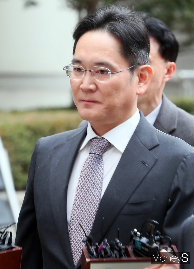 [머니S포토] '회계부정·부당합병' 선고 이재용, 질문에…'굳게 다문 입'