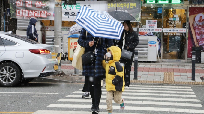 6일 아침 기온이 하루 사이 최고 7도 떨어져 약간 쌀쌀할 예정이다. 사진은 지난달 22일 오전 광주 동구 금남로5가역 버스정류장 일대에서 두꺼운 옷을 입고 우산을 쓴 시민들이 발걸음을 옮기는 모습. /사진=뉴스1