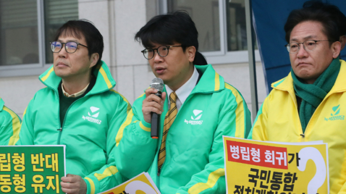 김준우 녹색정의당 상임대표가 5일 자신의 사회관계망서비스(SNS)를 통해 위성정당방지법 제정을 통해 준연동형 비례제도 취지를 온전히 살리지 못한 양당에 대해 유감이라고 밝혔다. 사진은 이날 오전 서울 여의도 국회 본관 앞에서 열린 상무위원회 회의에서 발언하는 김 상임대표. /사진=뉴스1