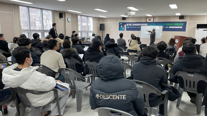 안산시가 전세보증금을 돌려받지 못할 상황에 놓인 임차인들을 위해 전세피해 TF팀을 중심으로 상담소를 운영하고, 이들이 법적 도움을 받을 수 있도록 적극 행정으로 대응하고 있다. 사진은 '찾아가는 전세피해 지원 상담소' 현장 상담. / 사진제공=안산시