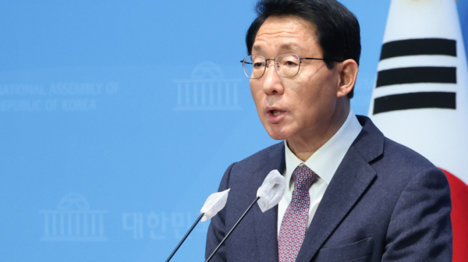 국민의힘이 5일 서울 여의도 국회에서 기자회견을 열고 준연동형 비례대표제는 전국 지지 기반으로 비례대표 의석을 차지하기 위한 정당 난립의 우려가 크기 때문에 권역별 병립형 비례대표제를 채택해야 한다고 촉구했다. 사진은 이날 국회 소통관에서 기자회견을 진행하는 김상훈 국민의힘 정치개혁특별위원회 간사. /사진=뉴스1