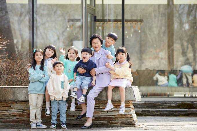 이천시(시장 김경희)는 민선8기 들어 '아이키우기 좋은 도시, 이천'을 만들기 위해 다양한 시책을 펼치고 있다. 김경희 이천시장이 아이들과 함께 사진촬영을 하고 있다. / 사진제공=이천시