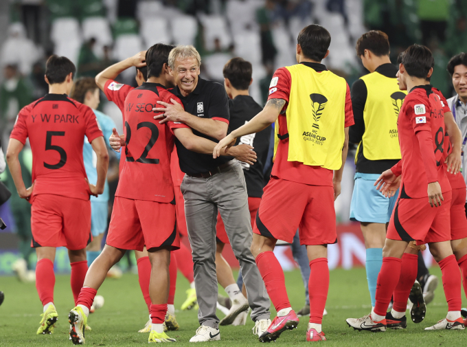  2023 아시아축구연맹(AFC) 아시안컵 우승을 노리는 대한민국 축구 국가대표팀이 요르단과의 오는 7일 0시(한국시각) 4강전을 치른다. 지난 30일(현지시각) 카타르 알라이얀 에듀케이션 시티 스타디움에서 열린 대회 16강전 사우디아라비아 대 대한민국의 경기 승부차기에서 대한민국이 4:2로 승리를 거둔 후 선수들과 포옹하는 대한민국 축구 대표팀 위르겐 클린스만 감독. /사진=뉴시스