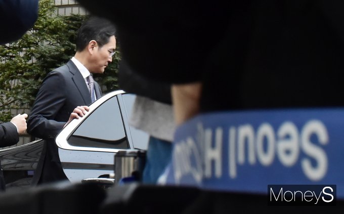 [머니S포토] 무거운 짐 벗다… 이재용 '경영권 불법승계' 1심 무죄 선고