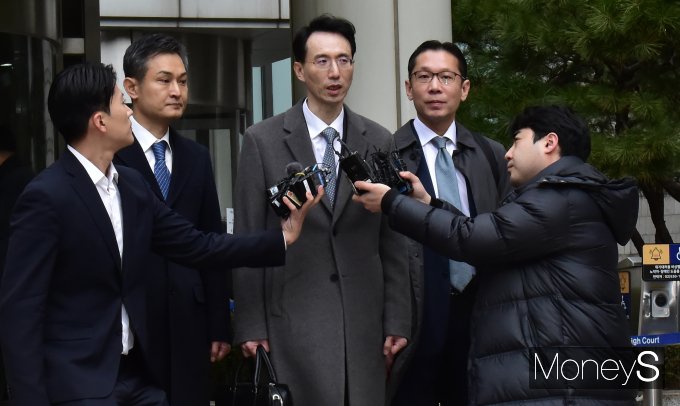 이재용 삼성전자 회장의 변호인이 5일 서울 서초구 서초동 서울중앙지방법원에서 진행된 '회계부정·부당합병' 관련 1심 선고 공판 직후 취재진에게 입장을 밝히고 있다. / 사진=임한별 기자