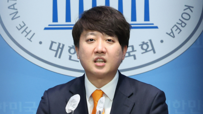 이준석 개혁신당 대표가 5일 서울 여의도 국회 소통관 앞에서 취재진을 만나 더불어민주당 준연동형 비례대표제 유지 결정에 따른 위성정당 창당 여부에 대해 입법 취지에 맞게 하겠다고 주장했다. 사진은 이날 소통관에서 국민의힘의 서울 확장정책 관련 기자회견을 진행하는 이 대표. /사진=뉴스1