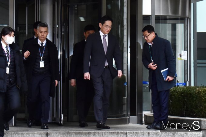 [머니S포토] 1심 무죄 선고 후 법정 나서는 이재용 삼성전자 회장