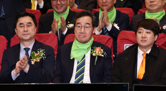 지난 1일 갈등하는 모습을 보였단 이낙연 새로운미래 대표와 이준석 개혁신당 대표의 회복 가능성이 제기됐다. 사진은 새로운미래 김종민(왼쪽부터), 이낙연 공동대표, 이준석 개혁신당 대표가 지난 4일 서울 여의도 국회의원회관에서 열린 중앙당 창당대회에서 나란히 앉아 있는 모습. /사진=뉴스1