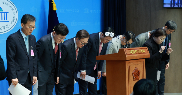 5일 경제6단체는 경제인에 대한 특별사면과 복권을 시행해달라는 공동호소문을 발표했다. 사진은 지난해 12월4일 노동조합법 개정안 폐기 촉구 공동성명 발표를 마치고 인사하는 경제6단체 임원단의 모습. /사진=뉴시스