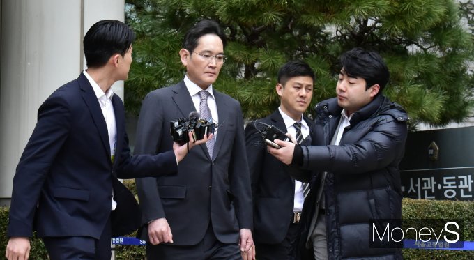 이재용 삼성전자 회장이 5일 서울 서초구 서초동 서울중앙지방법원에서 진행된 '회계부정·부당합병' 관련 1심 선고 공판에서 무죄를 선고받고 법정을 나서고 있다. / 사진=임한별 기자
