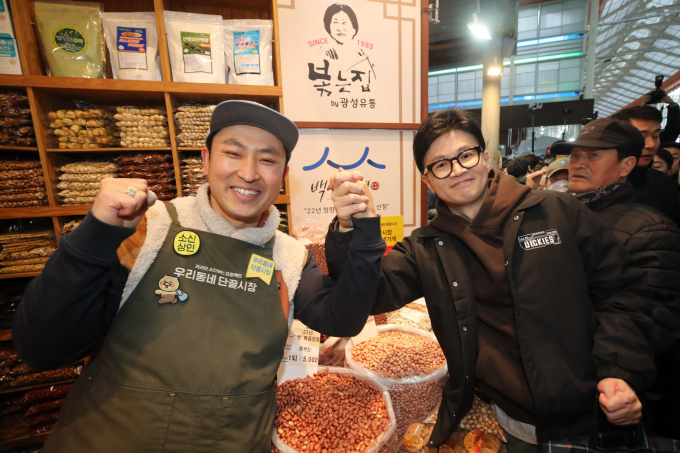 5일 한동훈 국민의힘 비상대책위원장이 서울 동대문구 경동시장에서 시민들과의 만남을 가졌다. 사진은 한 위원장이 설 명절 연휴를 나흘 앞둔 5일 서울 동대문구 경동시장을 방문해 시장 상인과 기념 촬영을 하는 모습. /사진=뉴시스(공동취재) 