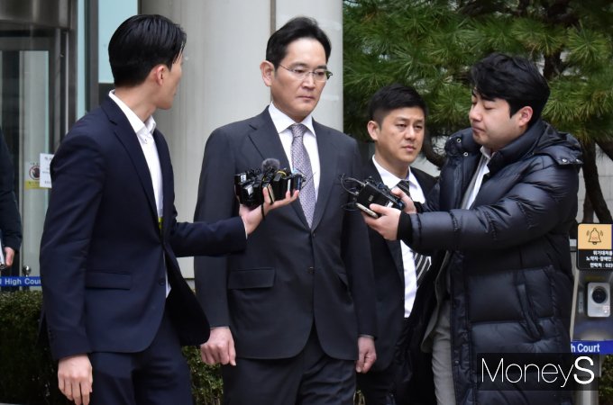 서울중앙지법 형사합의 25-2부(부장판사 박정제·지귀연·박정길)가 이재용 삼성전자 회장에게 5일 무죄를 선고했다. 사진은 이날 법정으로 향하는 이 회장. /사진=임한별 기자