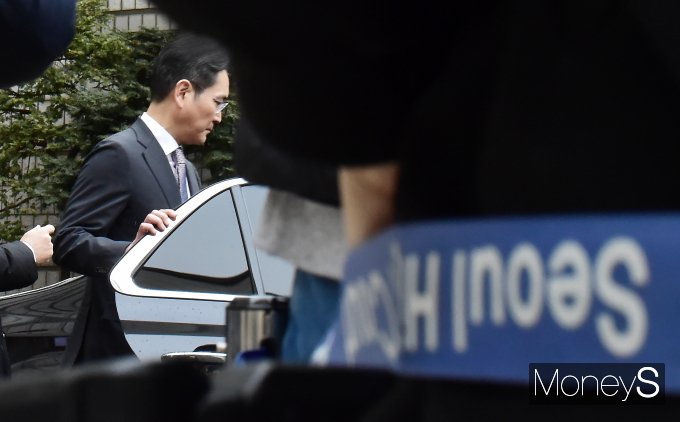 이재용 삼성전자 회장이 5일 서울 서초구 서초동 서울중앙지방법원에서 진행된 '회계부정·부당합병' 관련 1심 선고 공판을 마친 후 법정을 나서고 있다. / 사진=임한별 기자