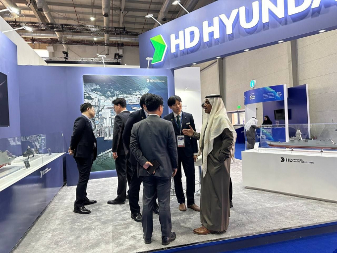 사우디의 수도 리야드(Riyadh)에서 열리는 ‘WDS 2024’의 HD현대중공업 부스에 관람객들이 방문하고 있다. /사진=HD현대