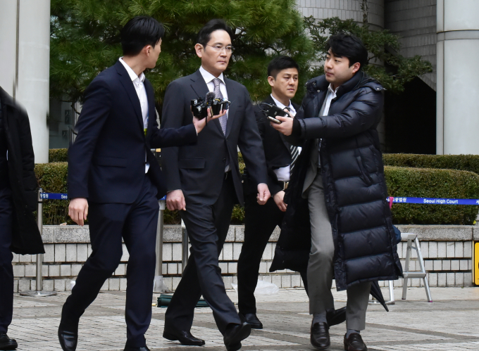 이재용 삼성전자 회장이 지난 5일 서울 서초구 서초동 서울중앙지방법원에서 진행된 '회계부정·부당합병' 관련 1심 선고 공판에서 무죄를 선고받고 법정을 나서고 있다. / 사진=임한별 기자 