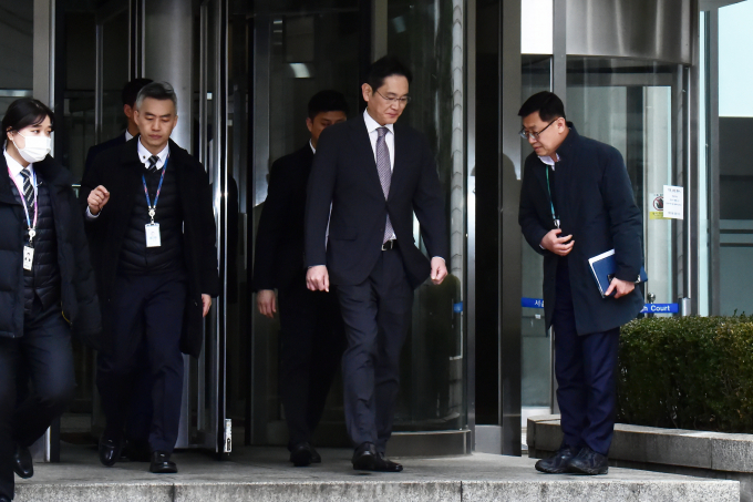 이재용 삼성전자 회장이 지난 5일 오후 서울 서초구 서울중앙지방법원에서 열린 회계부정·부당합병 관련 1심 선고 공판을 마친 뒤 법원을 나서고 있다.  / 사진=임한별 기자