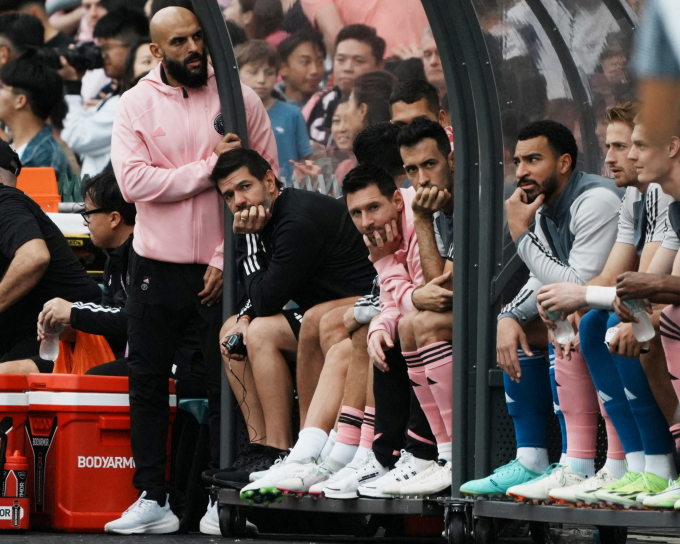 리오넬 메시가 소속팀 미국 메이저리그사커(MLS) 인터 마이애미와 홍콩 프로축구 올스타팀 친선 경기에서 '노쇼'하자 홍콩 팬들이 분노했다.  사진은 지난 4일 홍콩의 홍콩스타디움에서 열린 홍콩 베스트11 대 인터 마이애미의 경기 중 벤치에 앉아 있는 리오넬 메시. /사진=로이터
