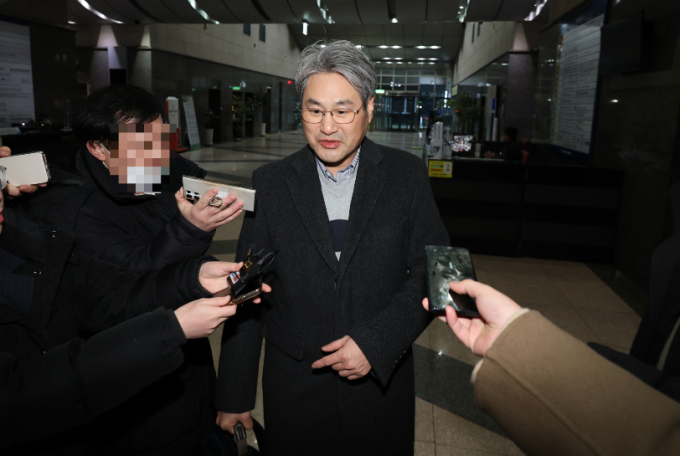 한윤제 스테이지엑스 입찰대리인이 지난달 31일 오후 서울 송파구 아이티벤처타워에서 진행된 제4통신사 선정을 위한 5세대 이동통신(5G) 28㎓ 대역 주파수 경매를 마친 뒤 취재진 질문에 답하고 있다. /사진=뉴스1