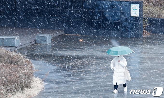 전국에 눈·비가 내리는 5일 서울 서대문구 성산로 인근에서 우산을 쓴 시민이 발걸음을 재촉하고 있다. 2024.2.5/뉴스1 ⓒ News1 안은나 기자