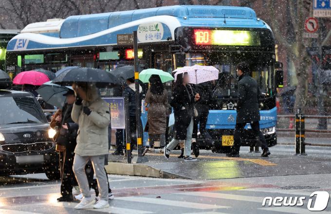 [사진] 거세지는 눈발에 '퇴근 걱정'