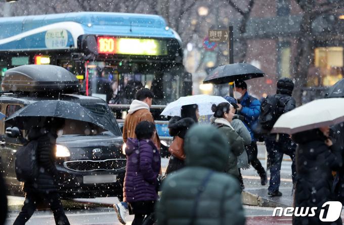 [사진] '눈 쏟아지는 퇴근길'