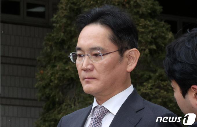 이재용 삼성전자 회장이 5일 오후 서울 서초구 서울중앙지방법원에서 열린 회계부정·부당합병 관련 1심 선고 공판을 마친 뒤 법원을 나서고 있다. 서울중앙지법 형사합의25-2부(부장판사 박정제 지귀연 박정길)는 5일 자본시장과금융투자업에관한법률위반등 혐의로 기소된 이 회장에게 무죄를 선고했다. 2024.2.5/뉴스1 ⓒ News1 장수영 기자
