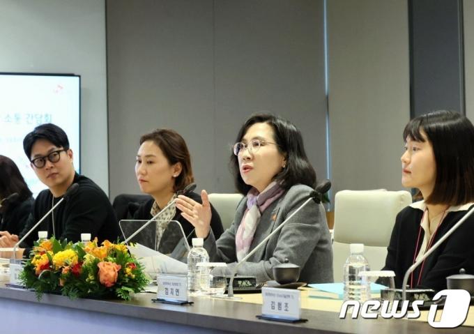 [사진] 가족친화제도 의견 나누는 김현숙 장관