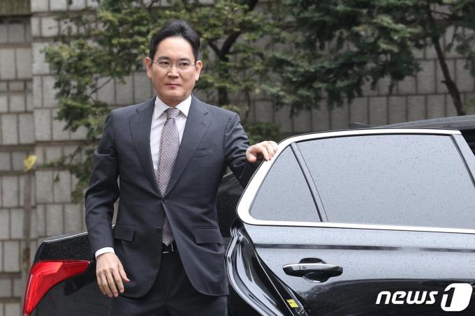 이재용 삼성전자 회장이 5일 오후 서울 서초구 서울중앙지방법원에서 열린 회계부정·부당합병 관련 1심 선고 공판에 출석하고 있다.  2024.2.5/뉴스1 ⓒ News1 박정호 기자