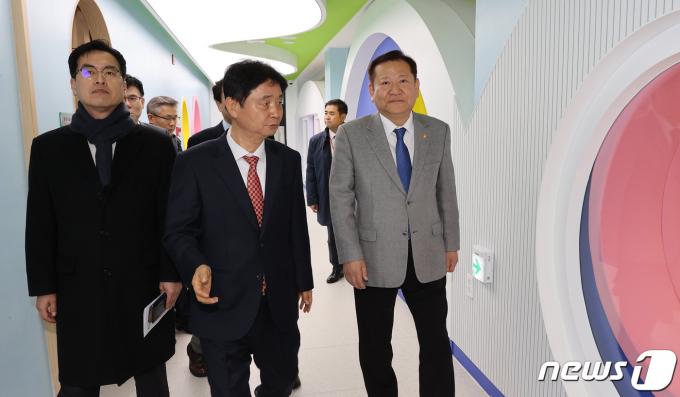 [사진] 화천커뮤니티센터 방문한 이상민 장관