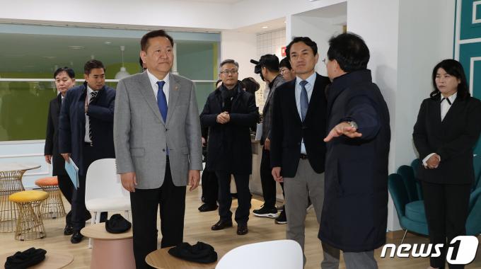 [사진] 화천커뮤니티센터 둘러보는 이상민 장관