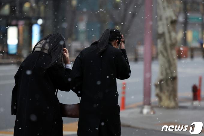 퇴근길 무렵 수도권을 비롯한 중부지역에 눈이 내린 5일 오후 서울 종로구 종각역 인근에서 시민들이 발걸음을 재촉하고 있다. 2024.2.5/뉴스1 ⓒ News1 이동해 기자