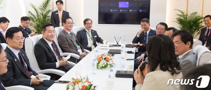 [사진] WDS 참여 한국 방산업체와 간담회 갖는 국방부 장관