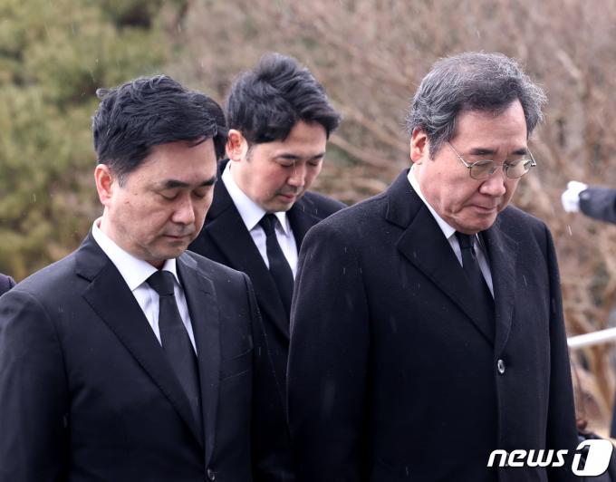 이낙연, 김종민 공동대표를 비롯한 새로운미래 지도부가 5일 오전 동작구 국립서울현충원을 찾아 현충탑을 참배하고 있다. 2024.2.5/뉴스1 ⓒ News1 구윤성 기자