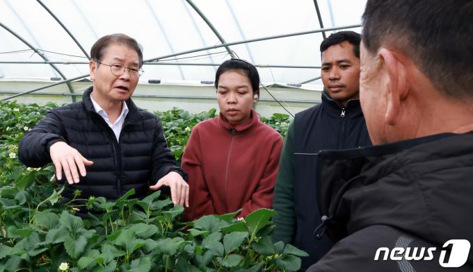 [사진] 농가 외국인근로자 숙소 및 안전사고 예방 당부하는 이정식 노동부 정관