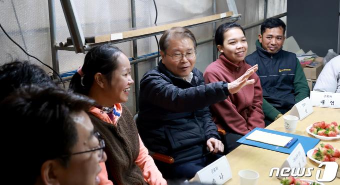 [사진] 농가 외국인근로자 숙소 및 안전사고 예방 당부하는 이정식 노동부 정관
