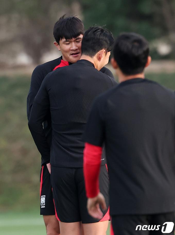 [사진] 김민재, 손흥민을 향한 은밀한 속삭임
