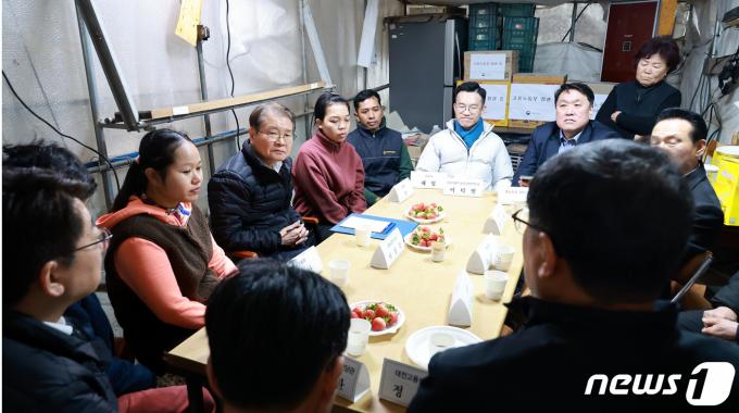 [사진] 농가 외국인근로자 숙소 및 안전사고 예방 당부하는 이정식 노동부 정관