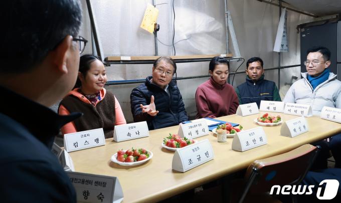 [사진] 농가 외국인근로자 숙소 및 안전사고 예방 당부하는 이정식 노동부 정관