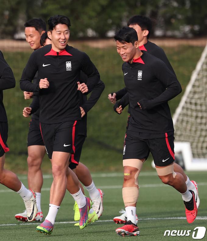 [사진] 손흥민·황희찬, 나란히 달리는 EPL 듀오