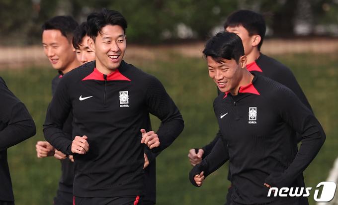 2023 아시아축구연맹(AFC) 카타르 아시안컵 요르단과의 4강전을 하루 앞둔 대한민국 축구대표팀 손흥민과 황희찬이 5일(현지시간) 카타르 도하 알 에글라 트레이닝 센터에서 공식 훈련을 하고 있다. 2024.2.5/뉴스1 ⓒ News1 김성진 기자