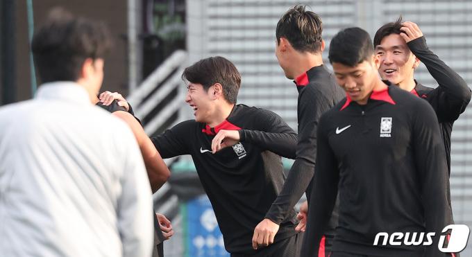2023 아시아축구연맹(AFC) 카타르 아시안컵 요르단과의 4강전을 하루 앞둔 대한민국 축구대표팀 이강인이 5일(현지시간) 카타르 도하 알 에글라 트레이닝 센터에서 공식 훈련 도중 웃음을 터뜨리고 있다. 2024.2.5/뉴스1 ⓒ News1 김성진 기자
