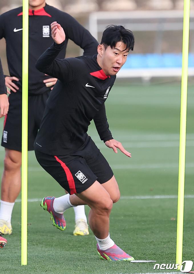 [사진] 손흥민, 재빠르게