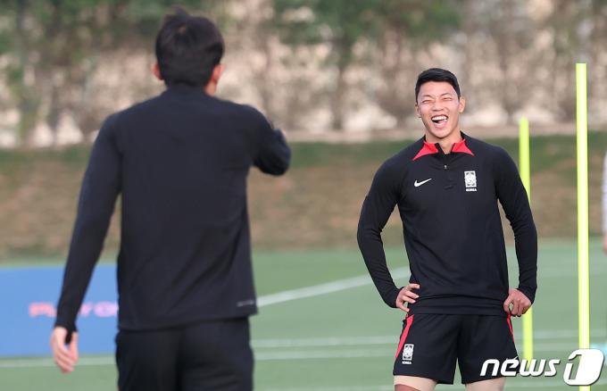 [사진] 김민재 보며 미소 짓는 황희찬