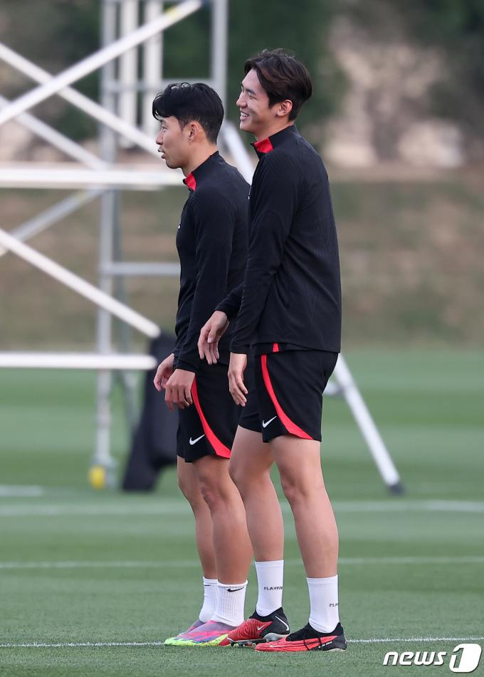 [사진] 김지수와 나란히 선 손흥민