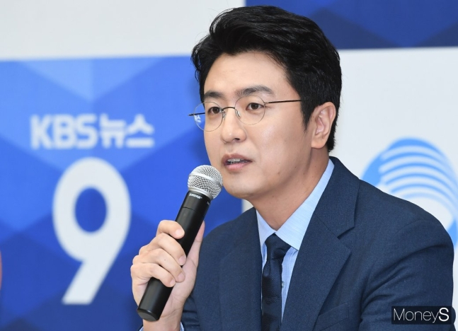 아나운서 출신 방송인 최동석이 전 부인인 아나운서 출신 박지윤을 향해 불만을 토로했다.  사진은 지난 2019년 11월  여의도동 KBS신관 국제회의실에서 열린 KBS 뉴스 새 앵커 기자간담회 참석한 최동석 앵커. /사진=장동규 기자