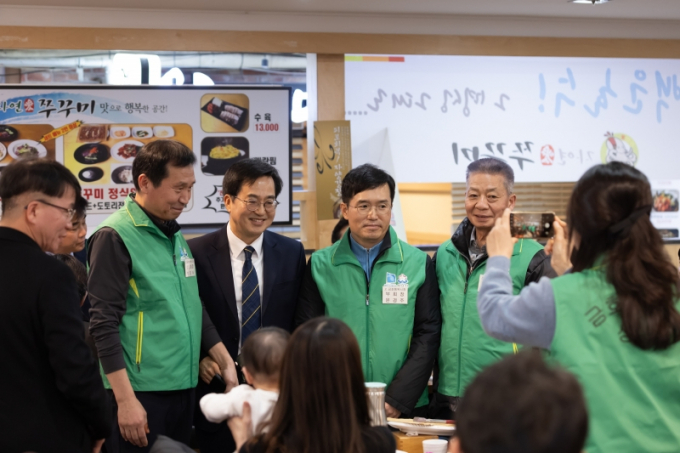 김동연 경기도지사(왼쪽 세번째)가 5일 오전 성남시 분당구 푸른마을 입주자대표회의실에서 개최된 성남분당 재건축 주민간담회에서 지역 주민들과 대화를 하고 있다. / 사진제공=경기도