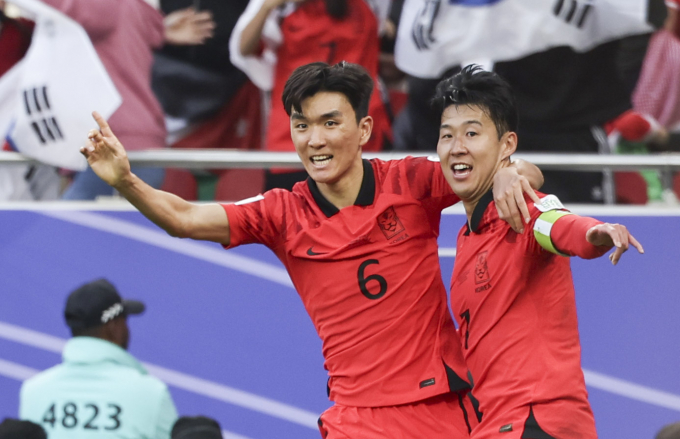 한국 축구대표팀이 요르단을 상대로 아시안컵 4강전을 앞두고 있다. 사진은 지난달 20일(한국시각) 황인범(왼쪽)이 요르단과의 조별리그 경기에서 극적인 동점골을 넣은 후 손흥민과 함께 기뻐하는 모습. /사진=뉴시스