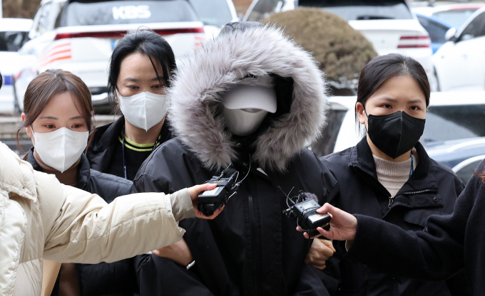 서울 강남구에서 만취한 채 차를 몰다 오토바이 운전자를 쳐 사망케 한 20대 여성이 구속됐다. 사진은 해당 여성이 지난 5일 오후 서울 서초구 서울중앙지법에서 열린 구속 전 피의자 심문(영장실질심사)에 출석하는 모습. /사진=뉴스1