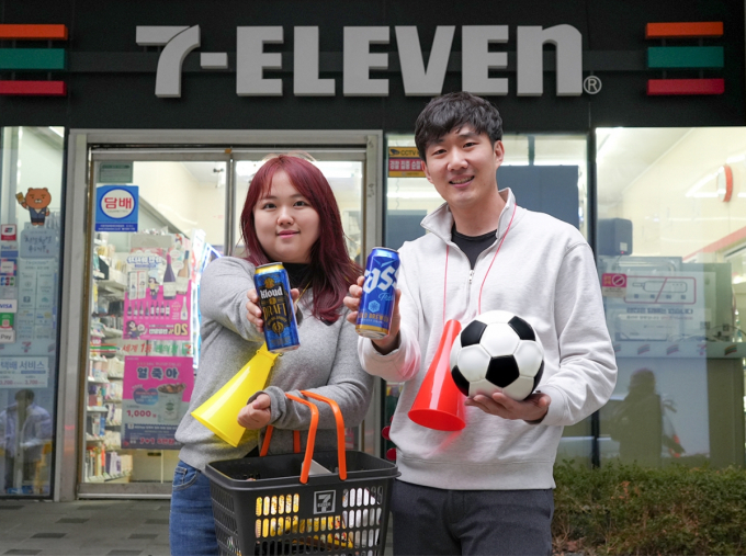 세븐일레븐이 아시아 축구대회 기간에 맥주 & 치킨 할인 프로모션을 진행한다. /사진=세븐일레븐